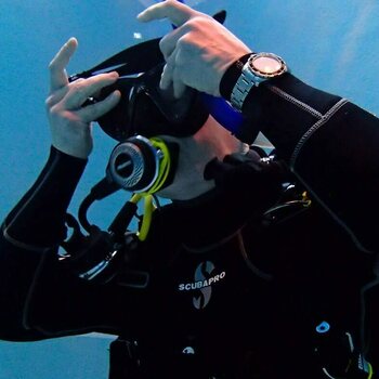 PADI Rescue Diver - sukelluskertaus altaalla